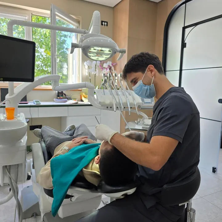 Dr. Sremčević treating a patient in his practice