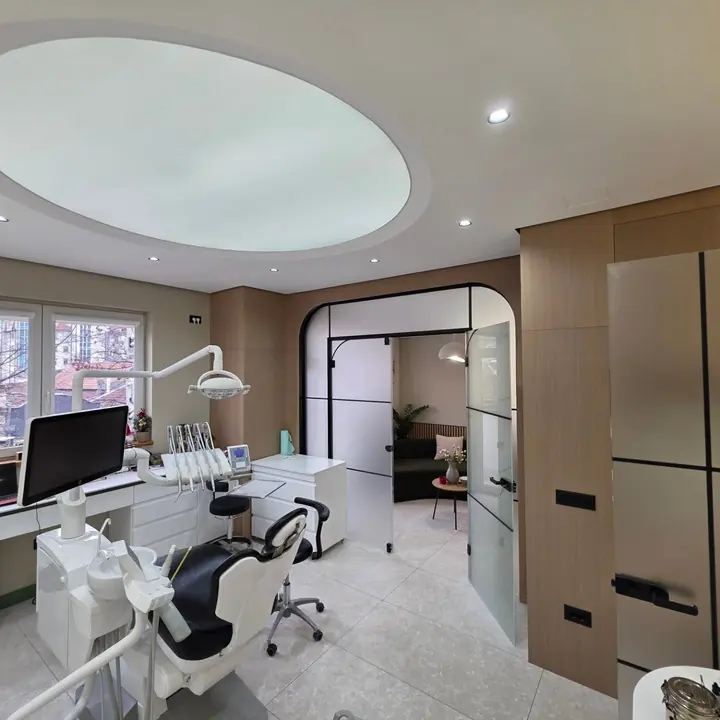 A treatment room at Dr. Sremčević’s practice