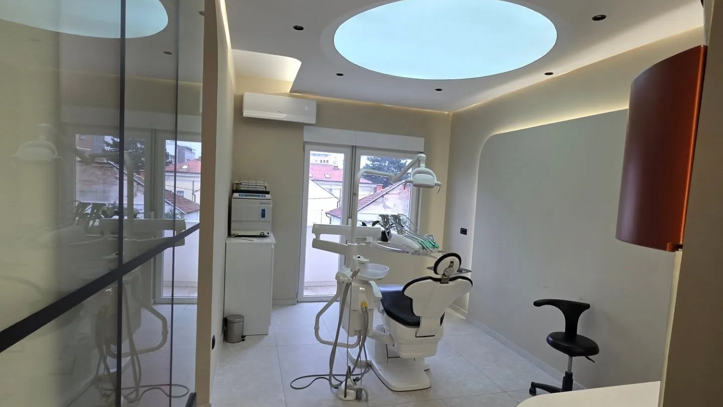 A treatment room at Dr. Sremčević’s practice in Kraljevo, seen through a glass partition